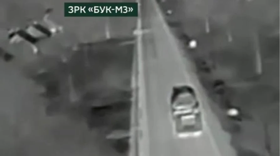 Скриншот з відео ДПСУ: момент ураження безпілотником підрозділу «Фенікс» російського зенітно-ракетного комплексу «Бук-М3» на