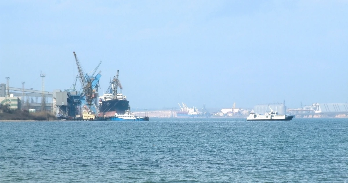 Український морський порт без суден на тлі російських атак