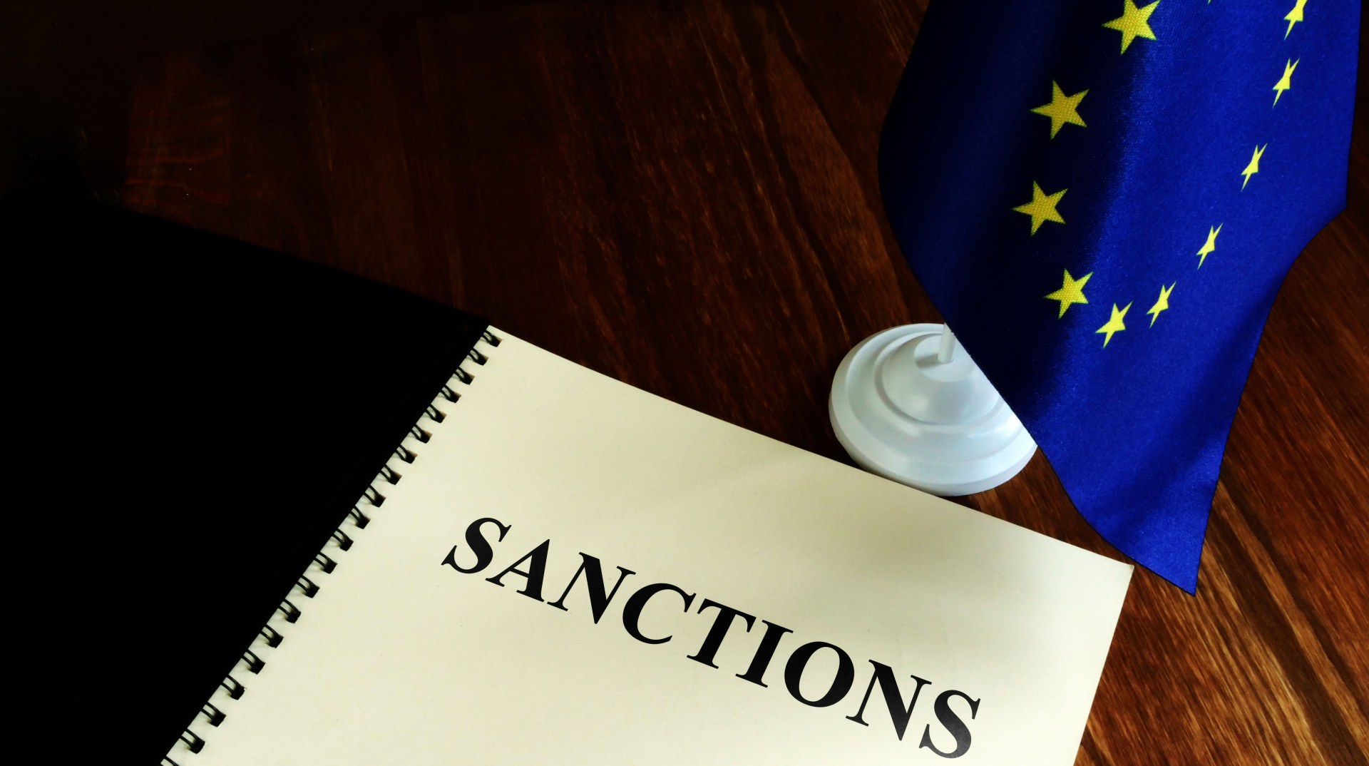 Прапор ЄС на тлі будівлі Ради ЄС у Брюсселі