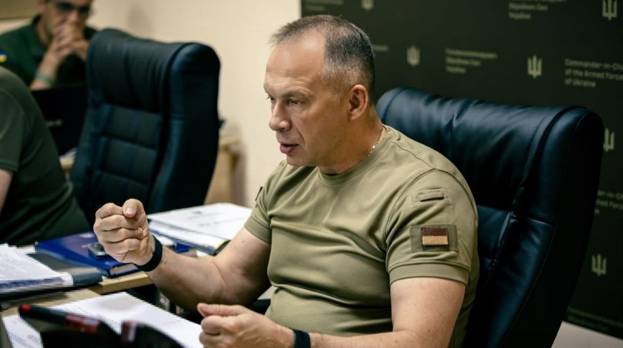 Колаж: Головнокомандувач ЗСУ Олександр Сирський і ексміністр оборони Михайло Федоров — ілюстрація публічного конфлікту