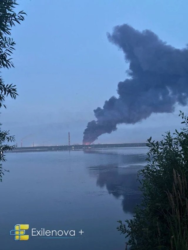 Стовп диму над районом ТЕЦ у Липецьку після нічних вибухів 21 липня