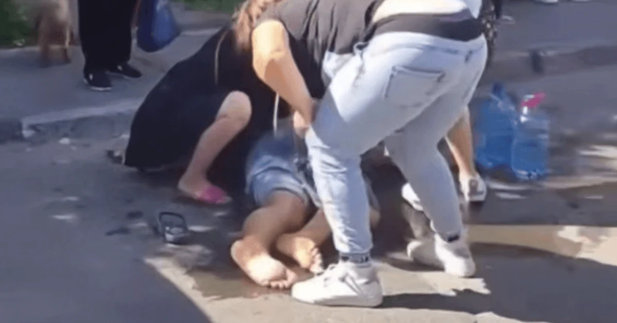 Будівля Сихівського районного ТЦК та СП у Львові, мікроавтобус та бригада швидкої допомоги біля територіального центру