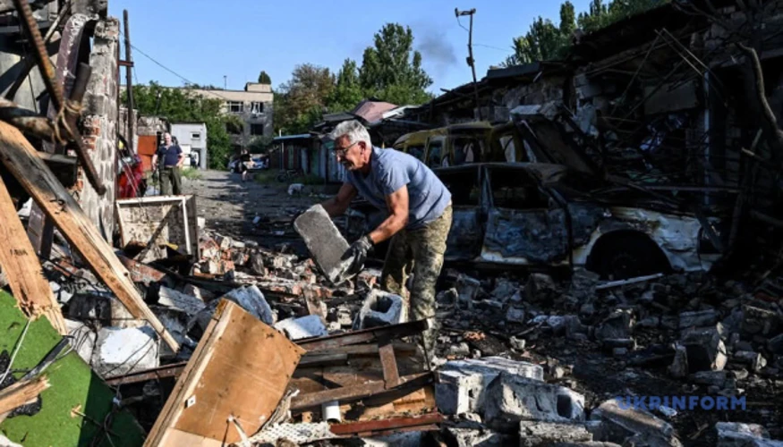 Рятувальники на місці влучання у Запоріжжі після нічного удару 11 серпня 2026 року