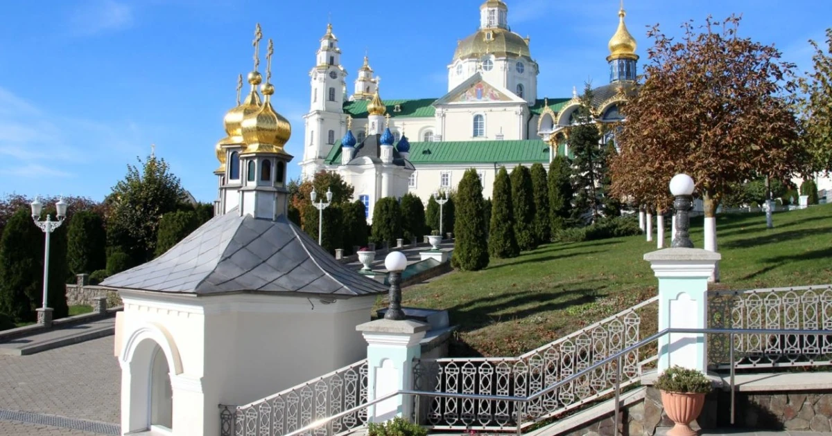 Рятувальники біля Успенського собору Києво-Печерської Лаври після російського удару