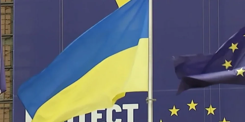 Державний прапор України, піднятий біля будівлі Європейської комісії у Брюсселі напередодні Дня Незалежності