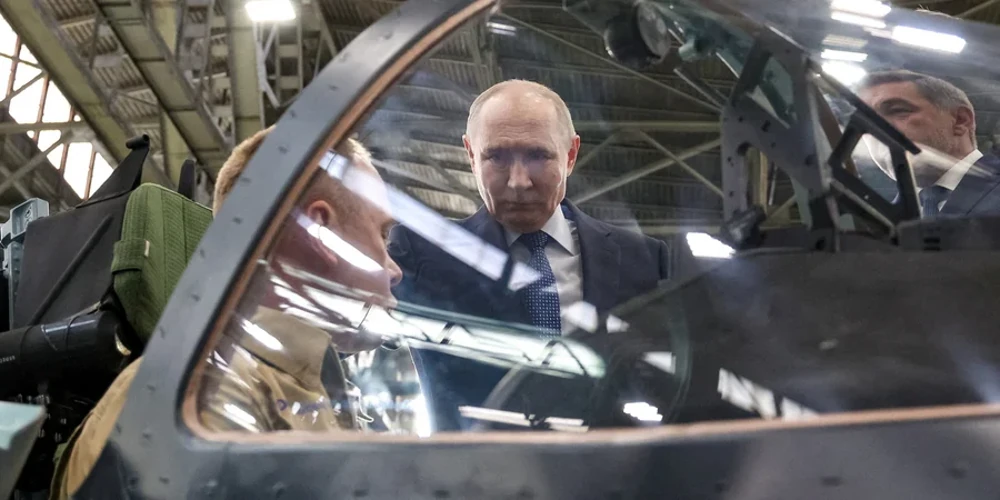 Колаж на тему візиту директора ЦРУ Джона Реткліффа до Москви