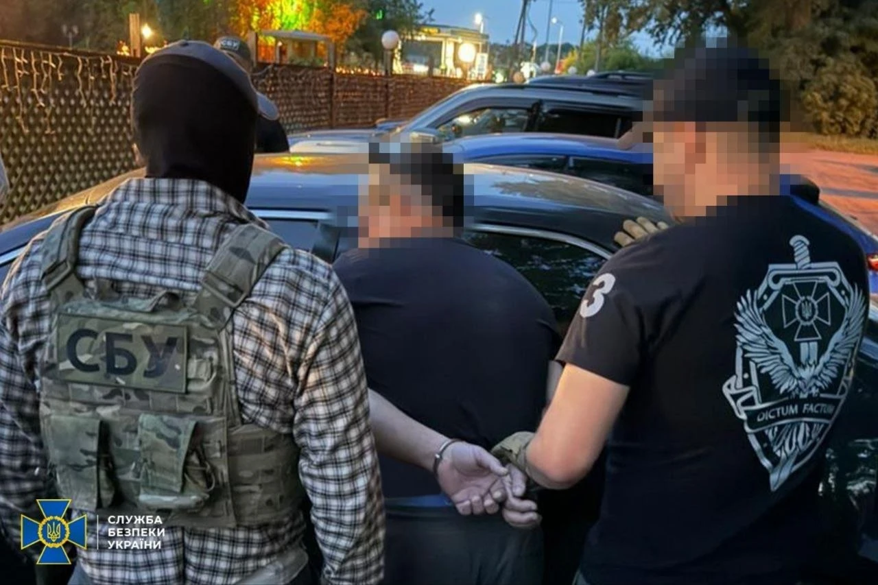 Затримані фігуранти справи на тлі службового транспорта СБУ