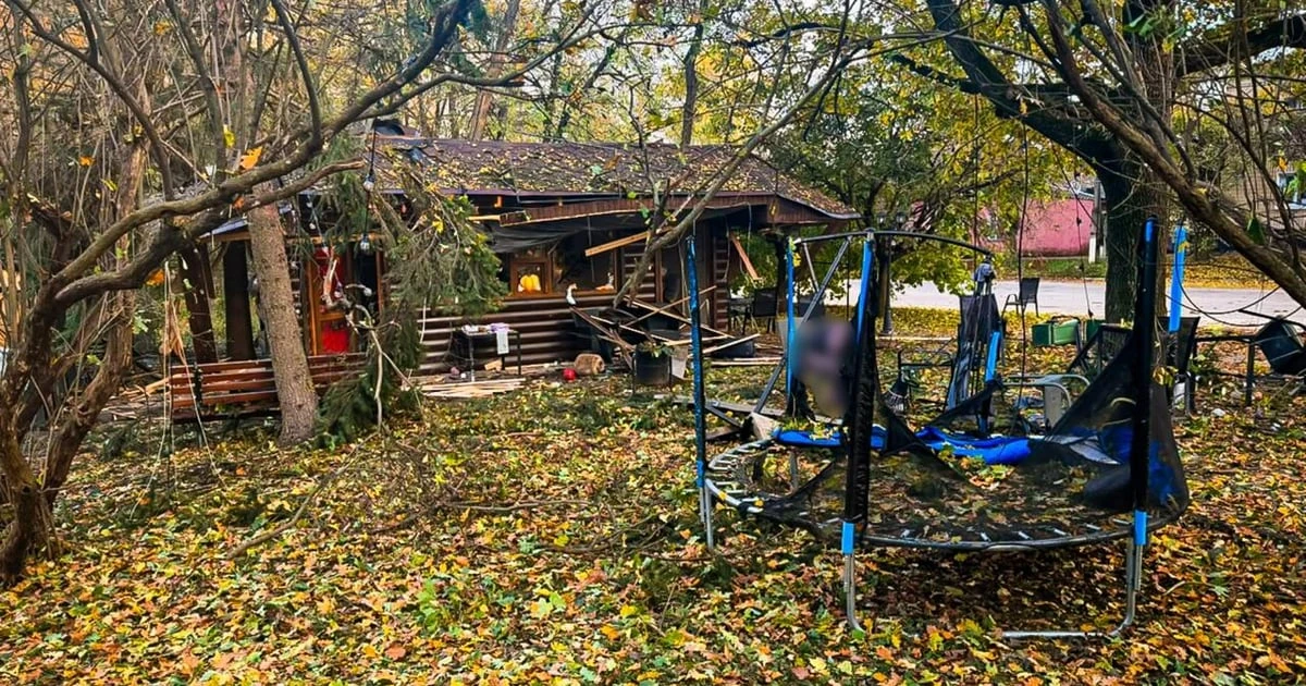 Наслідки удару дроном по центральному парку в Новій Водолазі Харківської області, пошкоджена будівля кафе