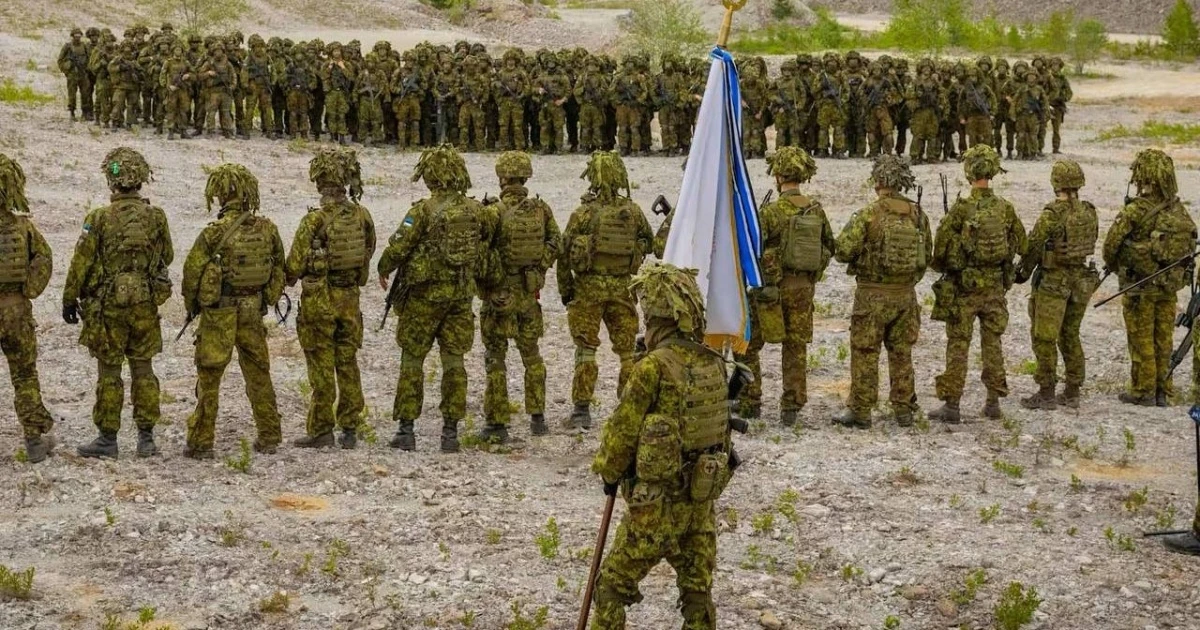 Естонські військові на фоні військової техніки поблизу кордону з Росією (REUTERS/Ints Kalnins).